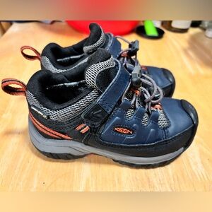 Keen toddler hiking shoes size 9